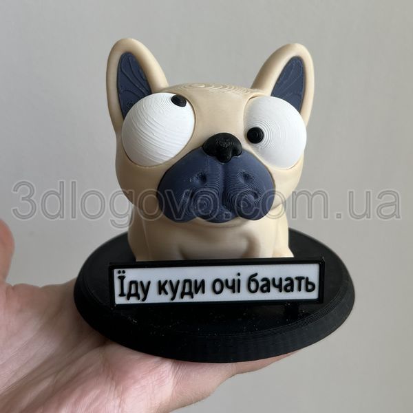 Figurka samochodowa na deskę rozdzielczą &bdquo;Buldog francuski&rdquo; z własnym napisem